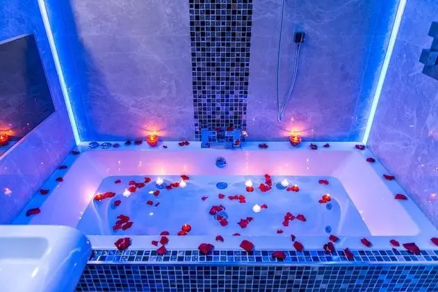 Superior Apart Daire, Sıcak Su Havuzu (The Love Nest Suite)