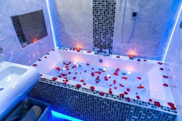 Superior Apart Daire, Sıcak Su Havuzu (The Love Nest Suite)