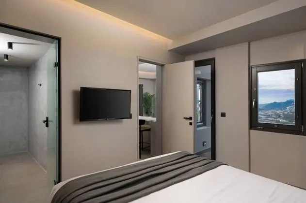 Elite Suite with Outdoor Heated Hot Tub and Sea View