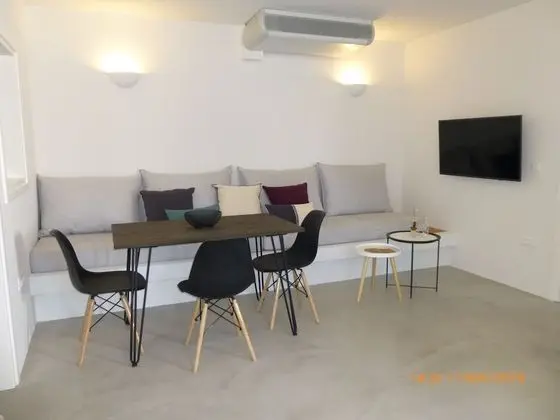 Suite Two Bedrooms Semi Basement with Private Patio