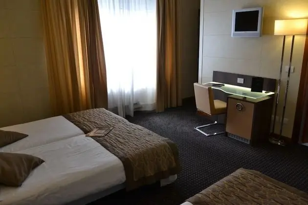 Üç Kişilik Oda