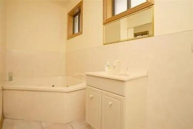 Tek Büyük veya İki Ayrı Yataklı Oda, Ortak Banyo