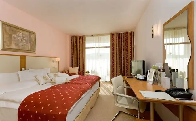 Tek Büyük veya İki Ayrı Yataklı Oda, Balkon, Deniz Manzaralı