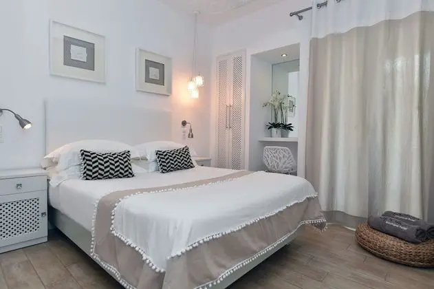 Small Comfort Room, Balcony