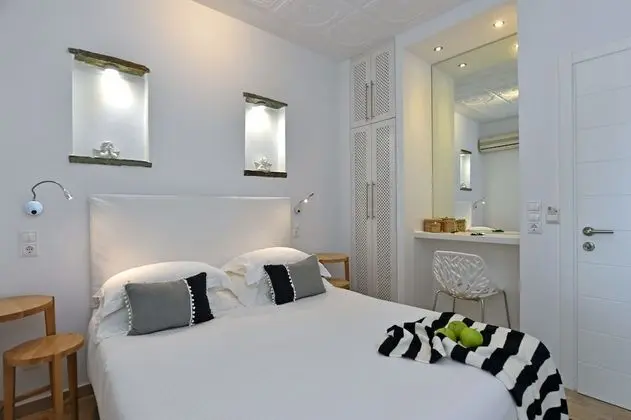Small Comfort Room, Balcony