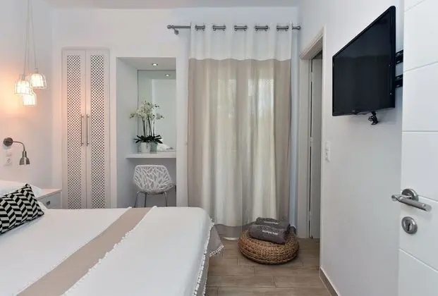 Small Comfort Room, Balcony
