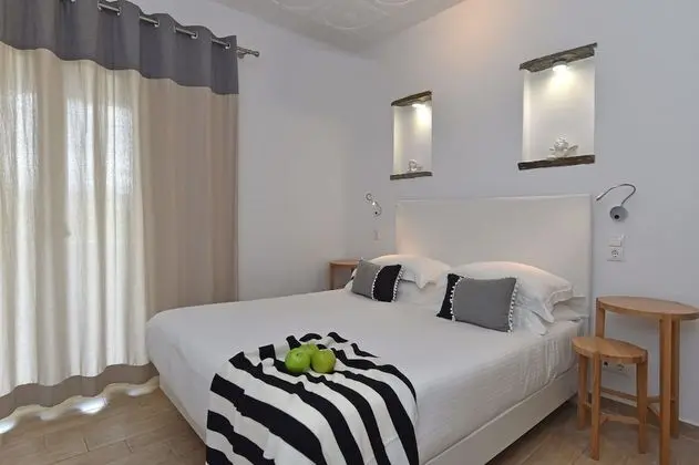 Small Comfort Room, Balcony