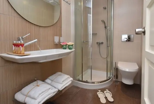 Small Comfort Room, Balcony