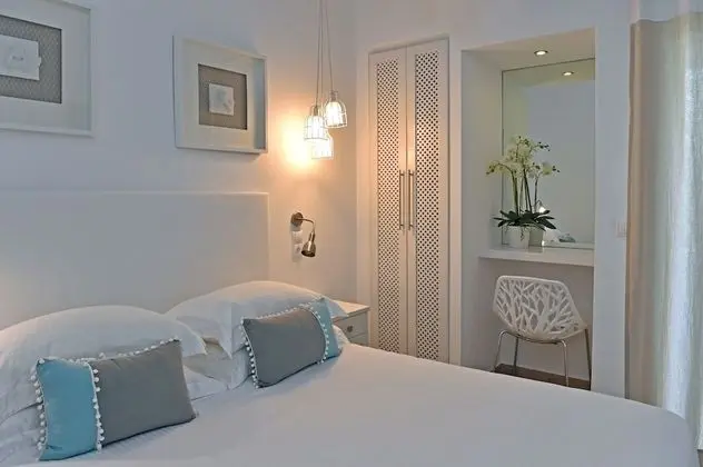 Small Comfort Room, Balcony