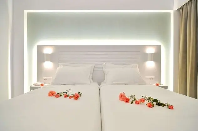 Deluxe Tek Büyük Yataklı Oda, Havuz Manzaralı