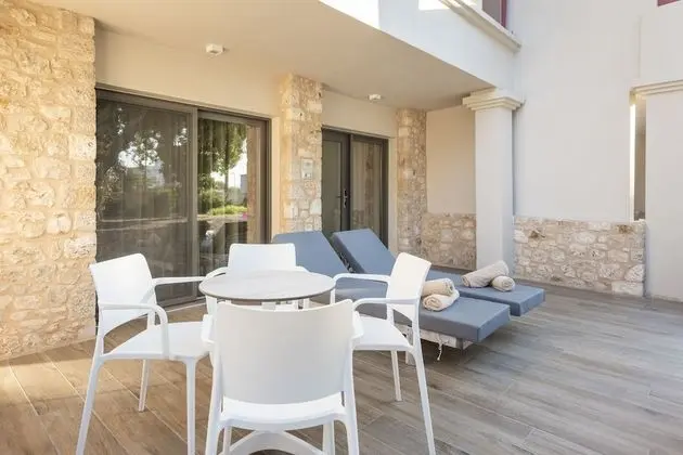 Deluxe Tek Büyük Yataklı Oda, Teras, Bahçe Manzaralı