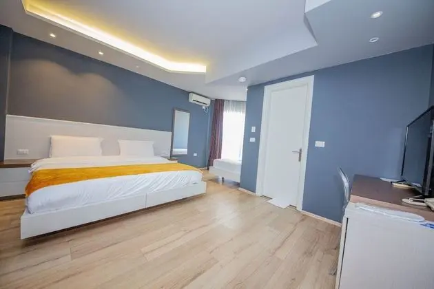 Superior Üç Kişilik Oda, Balkon, Kısmi Deniz Manzaralı