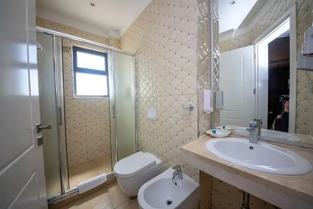 Superior Üç Kişilik Oda, Balkon, Kısmi Deniz Manzaralı