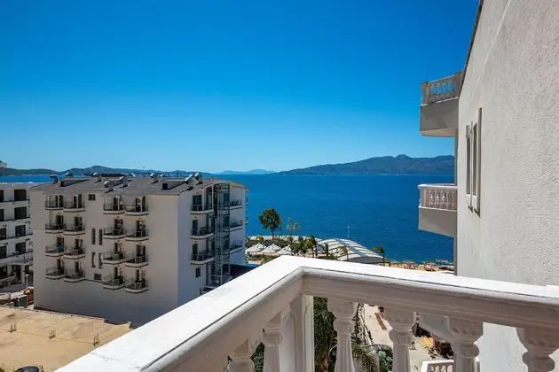 Superior Üç Kişilik Oda, Balkon, Kısmi Deniz Manzaralı