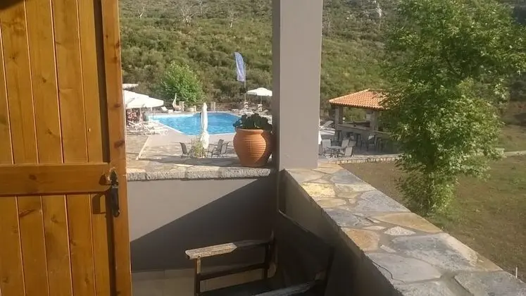 Deluxe Üç Kişilik Oda, Balkon, Havuz Manzaralı