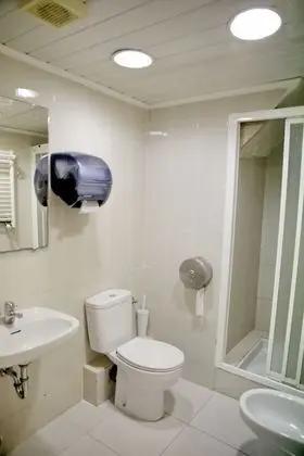 İki Ayrı Yataklı Oda, Ortak Banyo