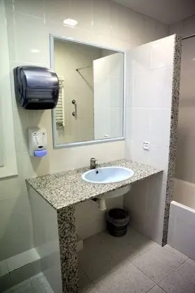 İki Ayrı Yataklı Oda, Ortak Banyo