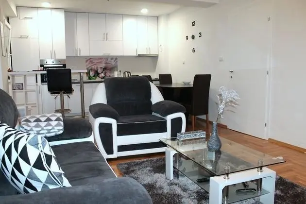 Family Apart Daire, Bahçe Manzaralı