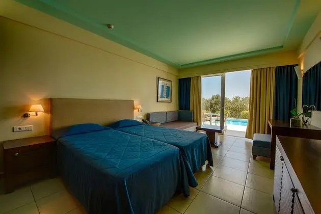 Deluxe Twin Room Swim-Up Side Sea View
