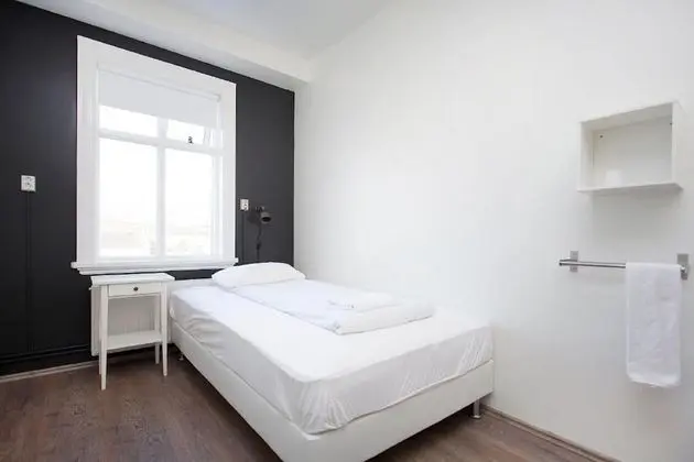 Tek Büyük veya İki Ayrı Yataklı Oda, Ortak Banyo