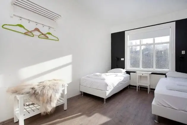 Tek Büyük veya İki Ayrı Yataklı Oda, Ortak Banyo