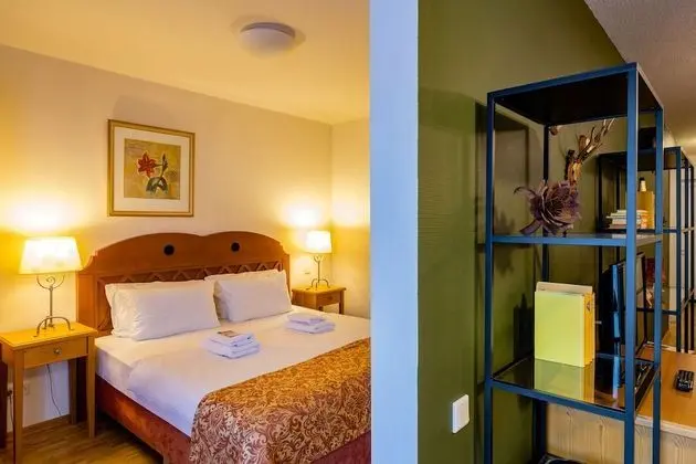 Apart Daire, 2 Yatak Odası, Balkon, Bahçe Manzaralı