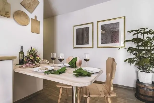 Apart Daire, 2 Yatak Odası, Balkon, Bahçe Manzaralı