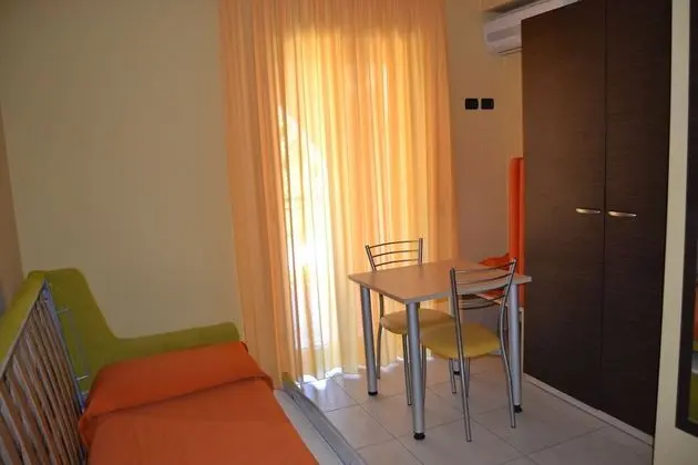 Stüdyo, Havuz Manzaralı