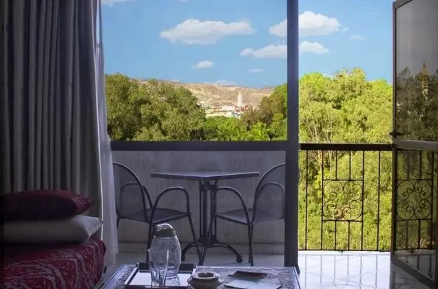 Üç Kişilik Oda, Sigara İçilmez, Balkon