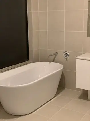 Standard Oda, Ortak Banyo (Queen, 7)