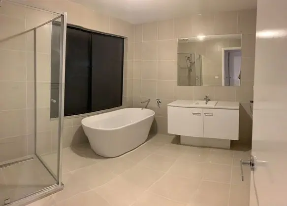 Standard Oda, Ortak Banyo (Queen, 7)