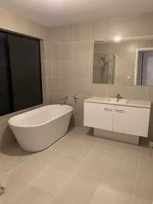 Standard Oda, Ortak Banyo (Queen, 7)