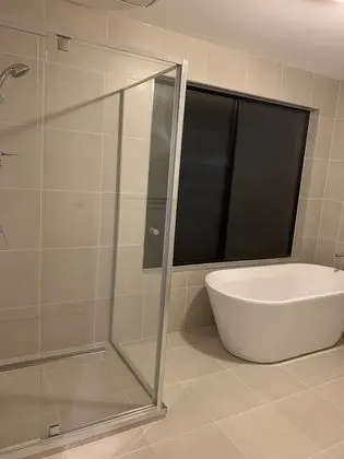 Standard Oda, Ortak Banyo (Queen, 7)