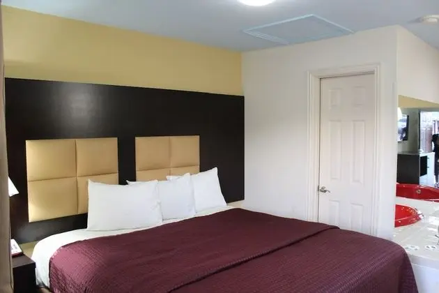 Jetted Tub Suite, Smoking, Refrigerator & Microwave