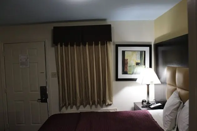 Jetted Tub Suite, Smoking, Refrigerator & Microwave