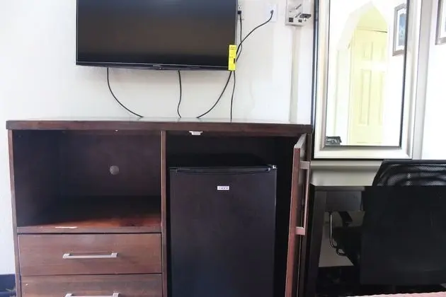 Jetted Tub Suite, Smoking, Refrigerator & Microwave
