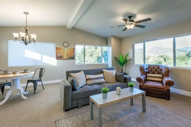 Deluxe 1 bedroom suite with Kitchen-1 Queen bed upstairs