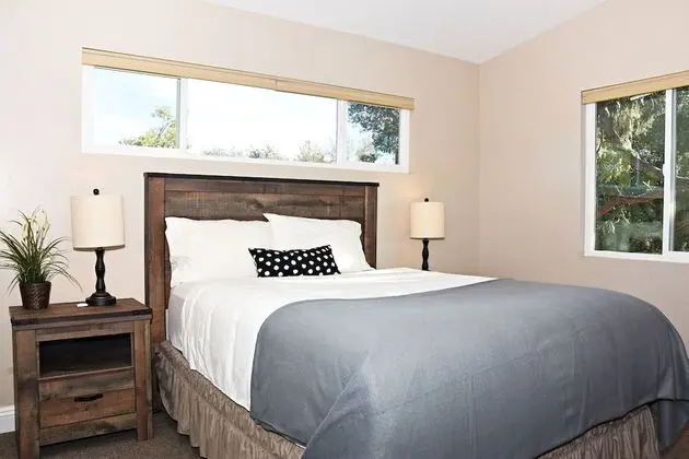 Deluxe 1 bedroom suite with Kitchen-1 Queen bed upstairs
