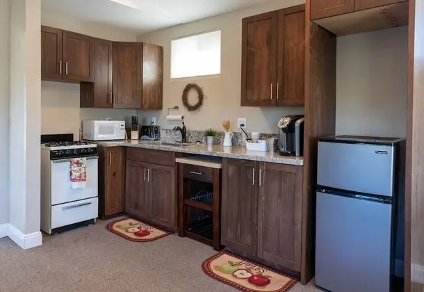 Deluxe 1 bedroom suite with Kitchen-1 Queen bed upstairs