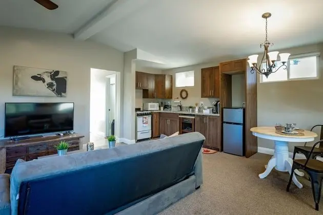 Deluxe 1 bedroom suite with Kitchen-1 Queen bed upstairs