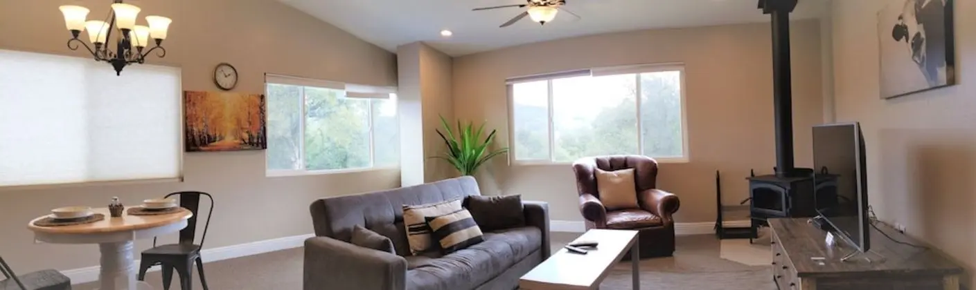 Deluxe 1 bedroom suite with Kitchen-1 Queen bed upstairs