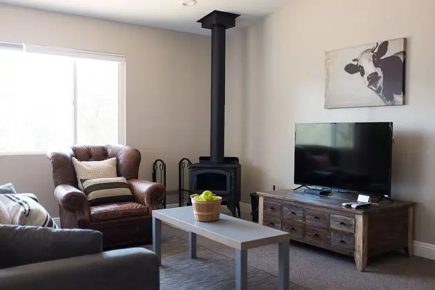 Deluxe 1 bedroom suite with Kitchen-1 Queen bed upstairs