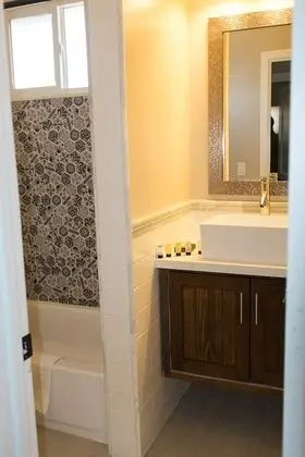 Deluxe 1 bedroom suite with Kitchen-1 Queen bed upstairs