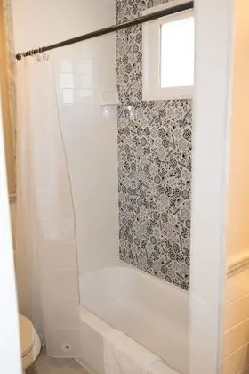 Deluxe 1 bedroom suite with Kitchen-1 Queen bed upstairs