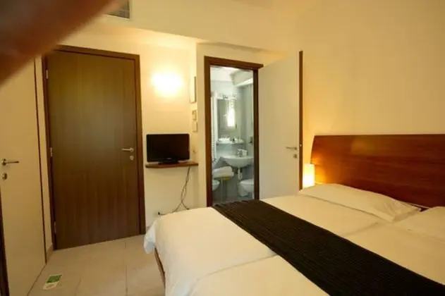 Economy Tek Büyük Yataklı Oda (lateral garden view)