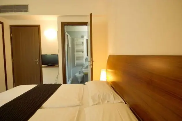 Economy Tek Büyük Yataklı Oda (lateral garden view)