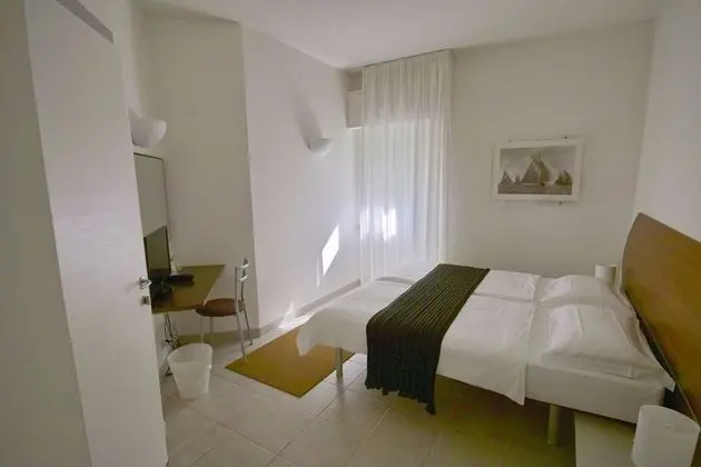 Economy Tek Büyük Yataklı Oda (lateral garden view)
