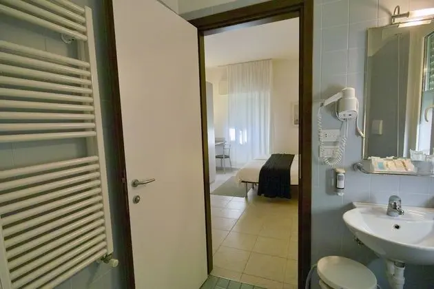 Economy Tek Büyük Yataklı Oda (lateral garden view)