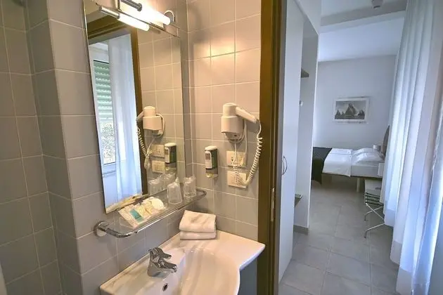 Economy Tek Büyük Yataklı Oda (lateral garden view)