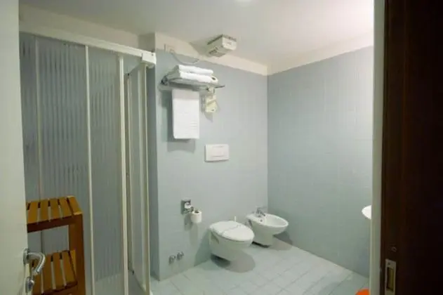 Standard Tek Büyük Yataklı Oda, Balkon, Deniz Manzaralı (frontal)